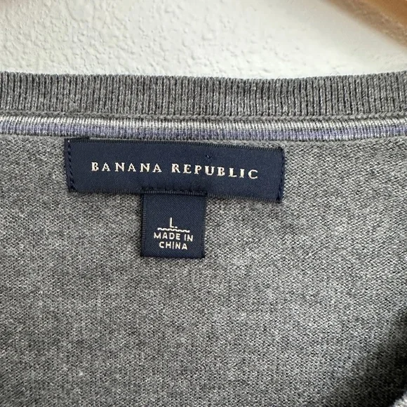 Banana Republic grey v-neck size large. - Picture 3 of 3